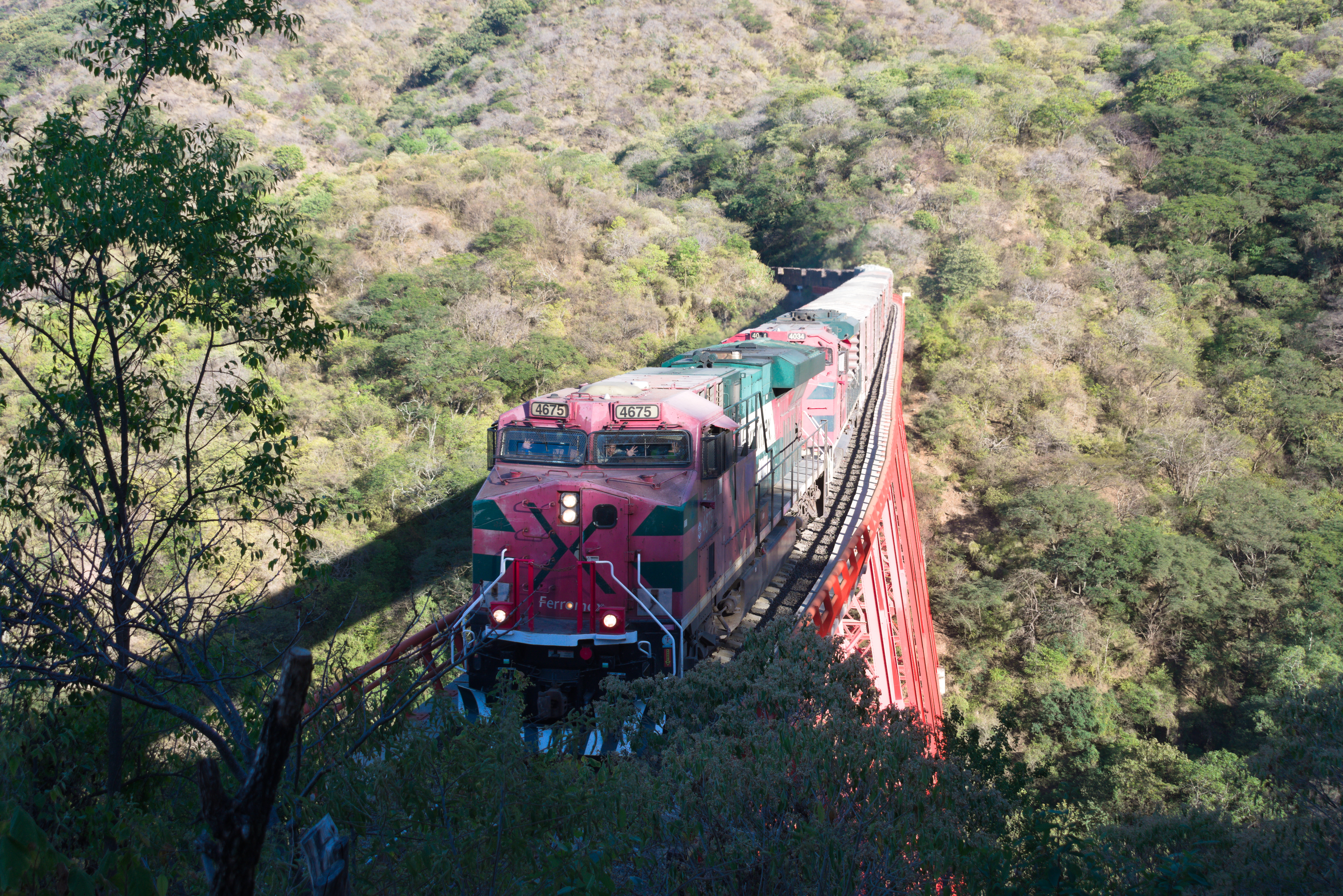 Tren moderno sobre Salsipuedes